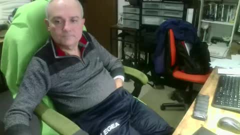 Snapshot of ernello chatting on 12/16/25, 10:59 ernello online show from 12/16/25, 10:59