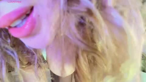 Snapshot of erotik_lady chatting on 10/15/25, 01:28 TINY online show from 10/15/25, 01:28
