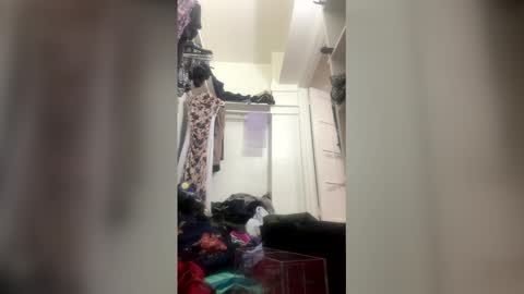 Snapshot of escence1994 chatting on 03/02/26, 08:43 escence1994 online show from 03/02/26, 08:43