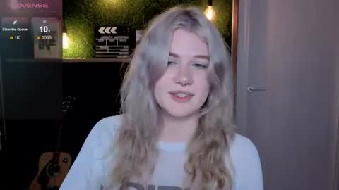 Snapshot of eshleeeygreen chatting on 06/17/26, 07:44 EshleGreen online show from 06/17/26, 07:44