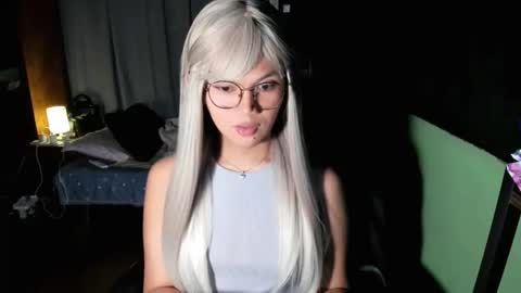 Snapshot of esilchan chatting on 10/02/25, 04:19 Chelliane online show from 10/02/25, 04:19
