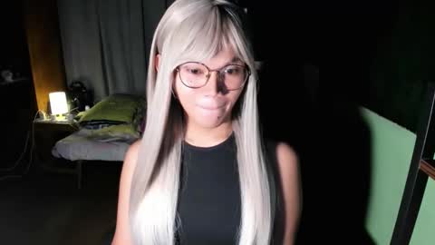 Snapshot of esilchan chatting on 10/24/25, 05:26 Chelliane online show from 10/24/25, 05:26