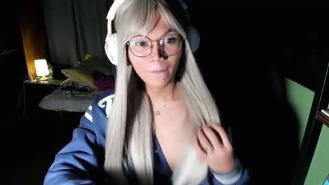 Snapshot of esilchan chatting on 10/26/25, 03:12 Chelliane online show from 10/26/25, 03:12