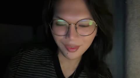 Snapshot of esilchan chatting on 11/17/25, 03:01 Chelliane online show from 11/17/25, 03:01