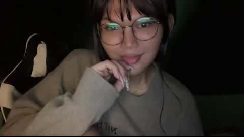 Snapshot of esilchan chatting on 12/04/25, 01:48 Chelliane online show from 12/04/25, 01:48