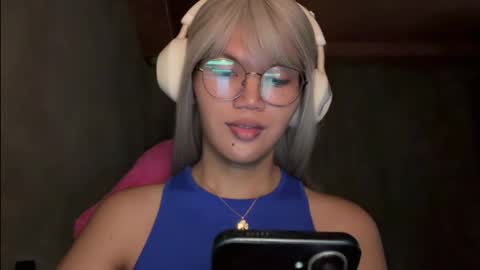 Snapshot of esilchan chatting on 12/17/25, 12:38 Chelliane online show from 12/17/25, 12:38