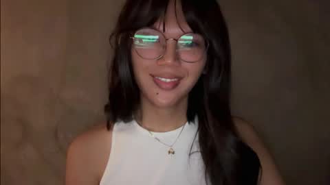 Snapshot of esilchan chatting on 12/18/25, 04:07 Chelliane online show from 12/18/25, 04:07