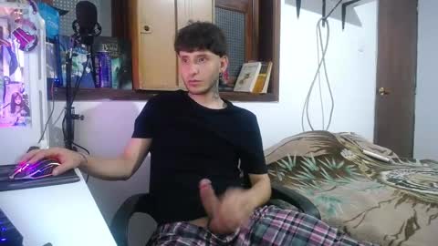 Snapshot of esjrobles chatting on 12/16/24, 08:41 Esteban online show from 12/16/24, 08:41