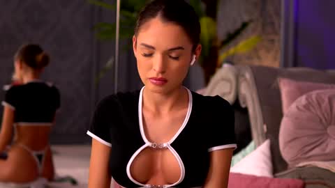 Snapshot of esmeainsley chatting on 12/10/24, 03:30 Raluca  online show from 12/10/24, 03:30