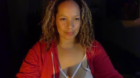 Snapshot of esmeluvs chatting on 09/20/25, 12:11 Esme Luv online show from 09/20/25, 12:11