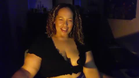 Snapshot of esmeluvs chatting on 10/06/25, 11:02 Esme Luv online show from 10/06/25, 11:02