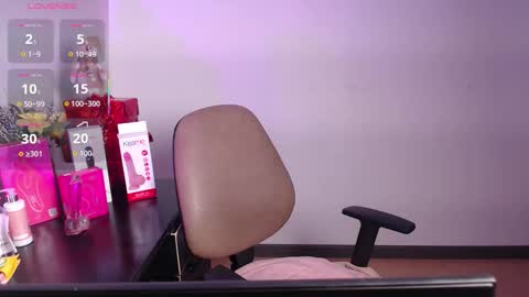 Snapshot of esmeralda_bk chatting on 12/18/25, 10:27 esmeralda_bk online show from 12/18/25, 10:27