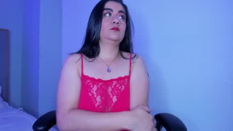 Snapshot of esmeralda_rose__ chatting on 06/17/26, 05:32 esmeralda_rose__ online show from 06/17/26, 05:32