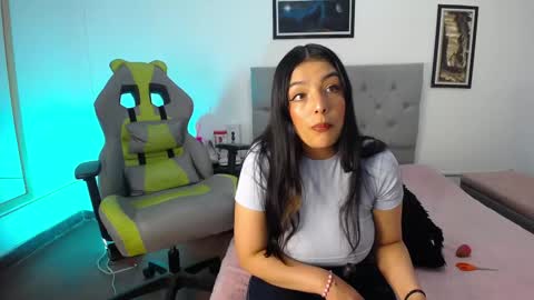 Perla online show from 10/23/25, 04:56