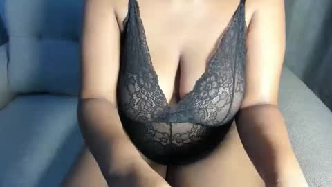 Esme online show from 11/12/25, 11:14