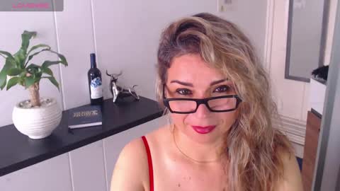 Snapshot of esperanza86_ chatting on 12/22/24, 01:44 Juliana online show from 12/22/24, 01:44