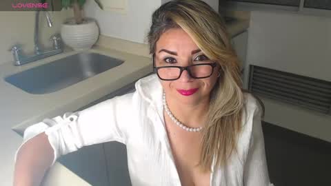 Snapshot of esperanza86_ chatting on 01/06/25, 11:52 Juliana online show from 01/06/25, 11:52