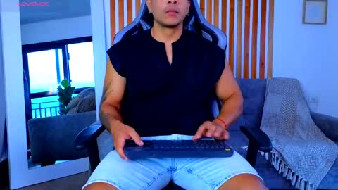 Snapshot of esteban_de_louise chatting on 05/16/26, 11:31 ESTEBAN online show from 05/16/26, 11:31