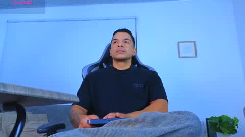 Snapshot of esteban_de_louise chatting on 06/17/26, 11:23 ESTEBAN online show from 06/17/26, 11:23