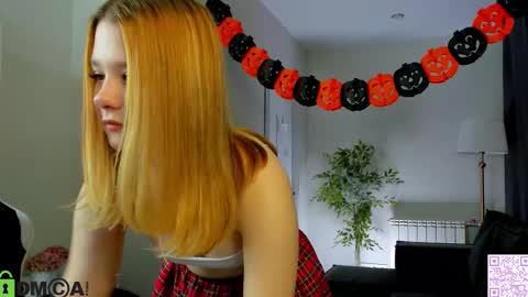 Snapshot of ester_rabin chatting on 10/30/25, 12:45 Ester online show from 10/30/25, 12:45