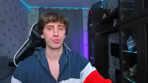 Snapshot of esthetics_boys chatting on 02/26/25, 08:44 LOUIS online show from 02/26/25, 08:44