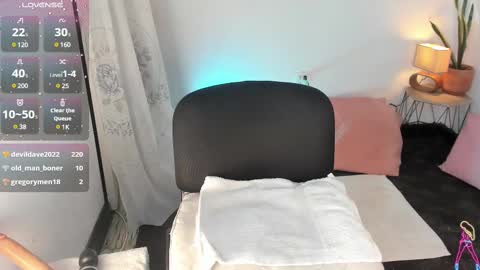 Snapshot of estrellah__ chatting on 02/16/25, 04:20 - E S T R E L L A M I L F - online show from 02/16/25, 04:20