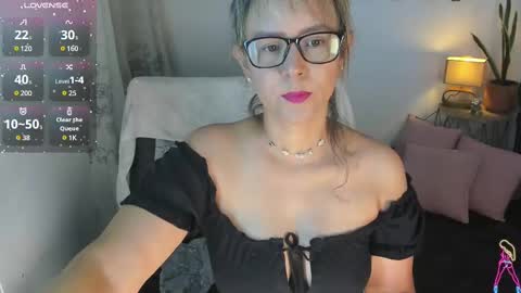 Snapshot of estrellah__ chatting on 02/26/25, 09:10 - E S T R E L L A M I L F - online show from 02/26/25, 09:10