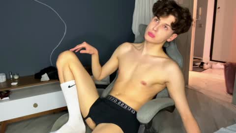 Snapshot of estremecerse chatting on 12/17/24, 12:54 Alex online show from 12/17/24, 12:54