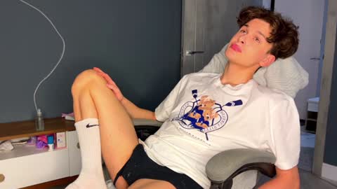 Snapshot of estremecerse chatting on 12/28/24, 08:15 Alex online show from 12/28/24, 08:15