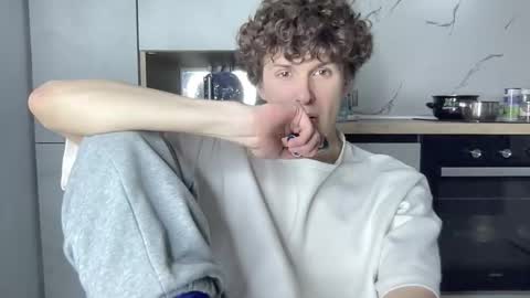 Snapshot of estremecerse chatting on 02/25/26, 11:31 Alex online show from 02/25/26, 11:31