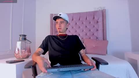 Snapshot of ethan_boy_ chatting on 11/22/25, 08:52 Ethan online show from 11/22/25, 08:52