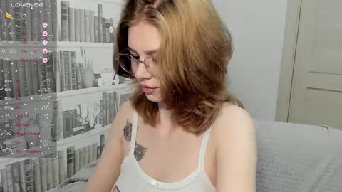 Veronica Tiia Lilith left to right online show from 02/20/26, 03:23