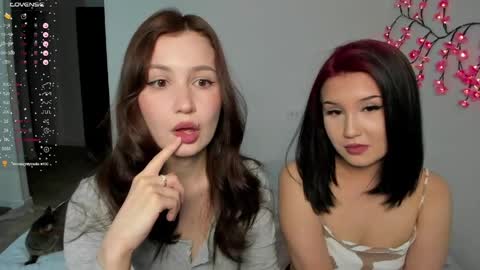 Veronica Tiia Lilith left to right online show from 04/24/26, 08:11