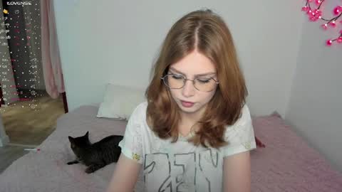 Veronica Tiia Lilith left to right online show from 06/01/26, 05:58