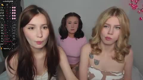 Veronica Tiia Lilith left to right online show from 07/08/26, 07:51