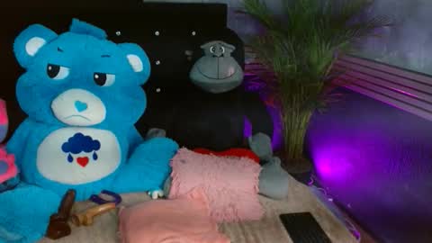 Snapshot of eva_06 chatting on 11/10/25, 01:04 eva_06 online show from 11/10/25, 01:04