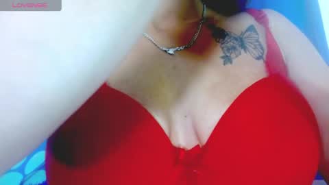 Snapshot of eva_hoot1 chatting on 04/27/26, 02:26 EVA online show from 04/27/26, 02:26