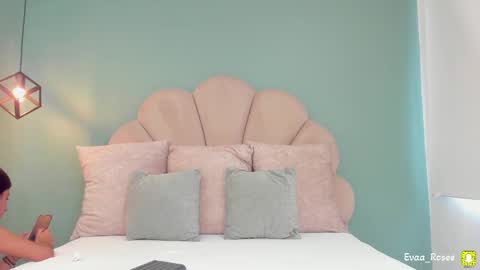 Snapshot of evaa_rose_ chatting on 09/15/25, 05:57 Eva online show from 09/15/25, 05:57