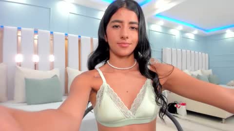 Snapshot of evaa_rose_ chatting on 10/17/25, 09:17 Eva online show from 10/17/25, 09:17