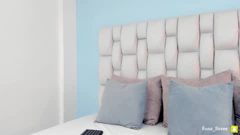 Snapshot of evaa_rose_ chatting on 12/13/25, 07:53 Eva online show from 12/13/25, 07:53