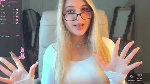 Snapshot of evacadooo chatting on 12/22/24, 02:39 Eva online show from 12/22/24, 02:39