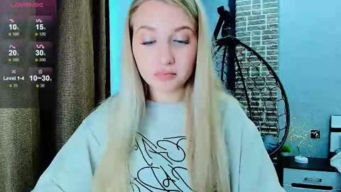 Snapshot of evacadooo chatting on 09/13/25, 02:22 Eva online show from 09/13/25, 02:22