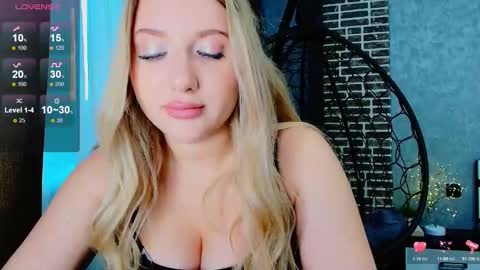 Snapshot of evacadooo chatting on 09/23/25, 03:20 Eva online show from 09/23/25, 03:20