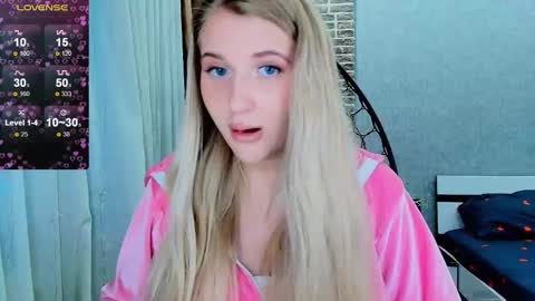 Snapshot of evacadooo chatting on 10/29/25, 10:50 Eva online show from 10/29/25, 10:50