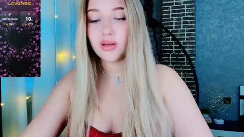 Snapshot of evacadooo chatting on 11/26/25, 04:57 Eva online show from 11/26/25, 04:57