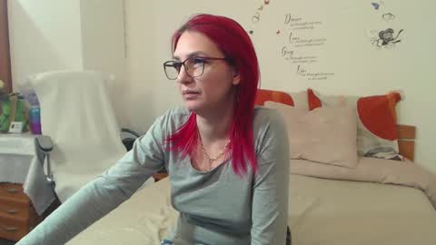 Snapshot of evadesireone chatting on 02/17/25, 08:15 EvadesireONE online show from 02/17/25, 08:15