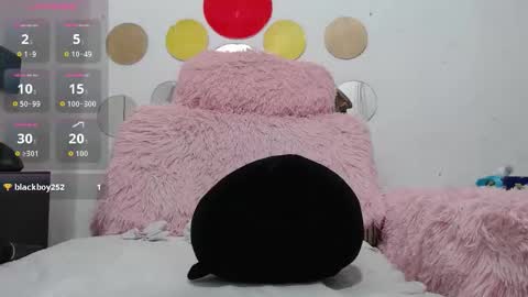 Snapshot of evahootxx chatting on 02/04/26, 05:08 EVA online show from 02/04/26, 05:08