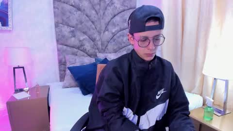 Snapshot of evan_smitt_ chatting on 02/08/25, 01:44 Evan Smitt online show from 02/08/25, 01:44