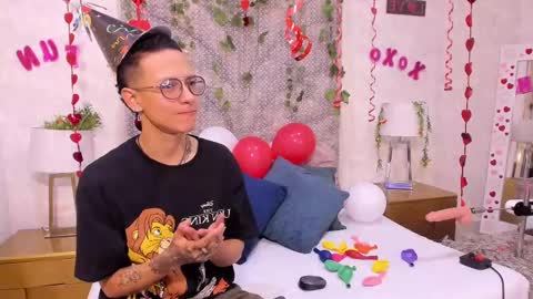 Snapshot of evan_smitt_ chatting on 02/17/25, 12:16 Evan Smitt online show from 02/17/25, 12:16