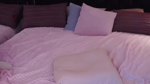 Snapshot of evapeachh chatting on 02/17/25, 02:04 Eva online show from 02/17/25, 02:04